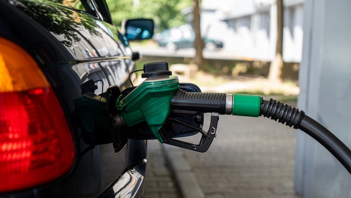 Muž tankuje benzín na pumpe 