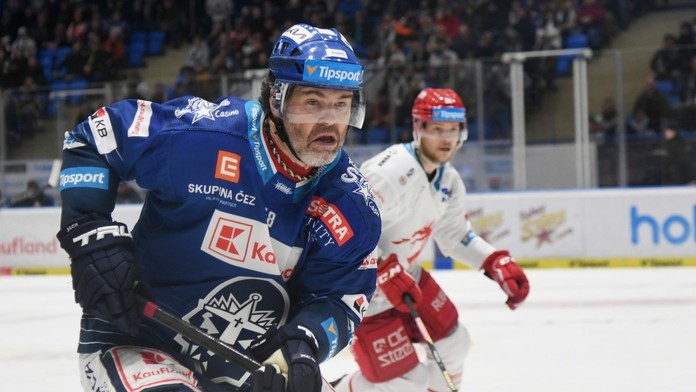 VIDEO: Škandál v českej extralige. Slovenský obranca zostrelil Jágra, fanúšik strelil facku hráčovi