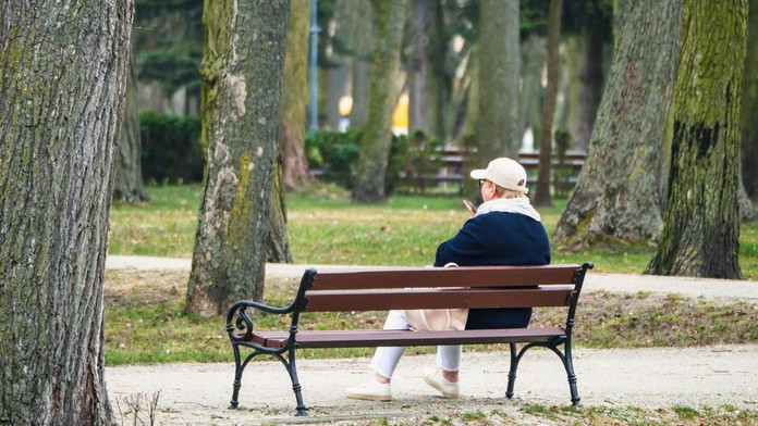 Seniorka, lavička, park (ilustračná snímka)