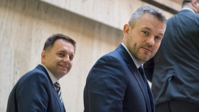 Predseda vlády Peter Pellegrini, v pozadí vicepremiér a minister financií Peter Kažimír. 