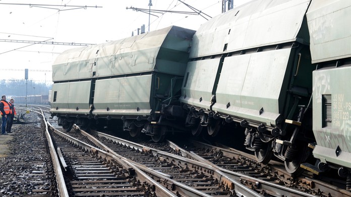 Pred železničnou stanicou v obci Nižná Myšľa sa vykoľajil nákladný vlak