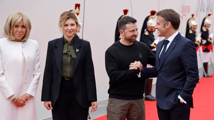 Francúzsky prezident Emmanuel Macron (vpravo) víta ukrajinského prezidenta Volodymyra Zelenského (druhý sprava) a Brigitte Macronová (vľavo) Olenu Zelenskú (druhá zľava).