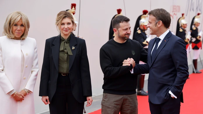 Francúzsky prezident Emmanuel Macron (vpravo) víta ukrajinského prezidenta Volodymyra Zelenského (druhý sprava) a Brigitte Macronová (vľavo) Olenu Zelenskú (druhá zľava).