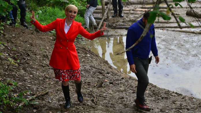 Američan Justin Gatlin pózuje so zlatou medailou, ktorú získal vo finále mužov na 100 m na majstrovstvách sveta v atletike v Lon