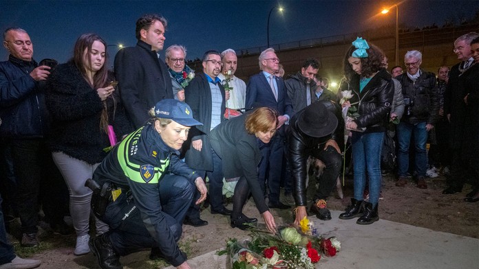 Tisícky ľudí sa zhromažďujú počas tichého pochodu na pamiatku obetí streľby v električke v Utrechte.