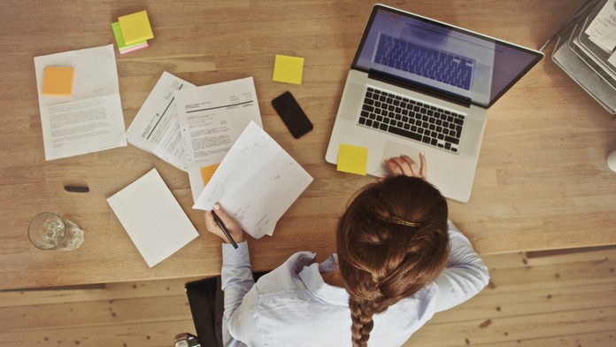 Pracujúca žena - ilustračná snímka