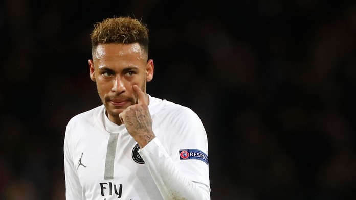 Neymar z PSG reaguje v dueli LM proti Liverpoolu.