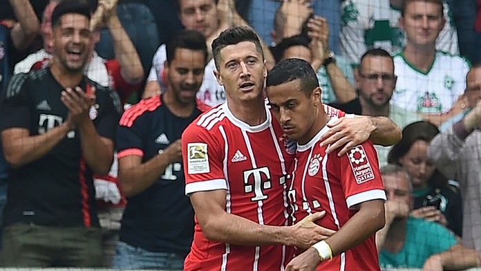 Futbalista Bayernu Mníchov Robert Lewandowski sa teší z gólu.