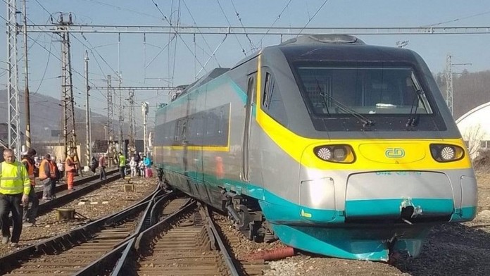 Rozsah poškodení je po vykoľajení značný. Nehodu na železnici v Žiline by mali odstrániť v piatok