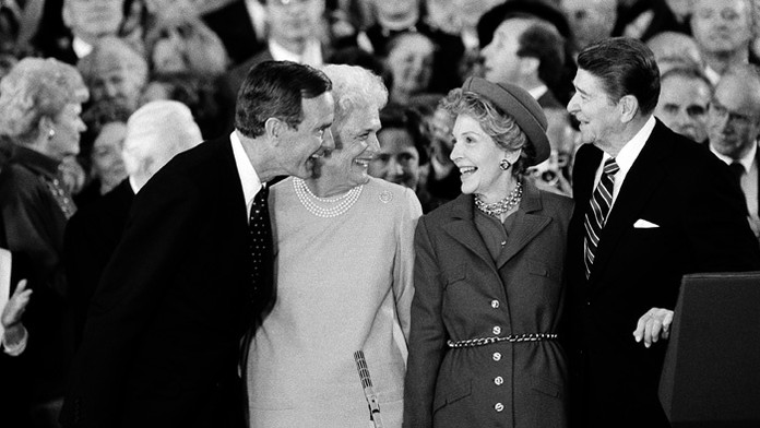 Na snímke vľavo George Bush a jeho manželka Barbara počas skladania sľubu vo Washingtone.