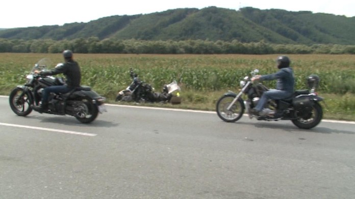 Motorkár zahynul pred očami kolegov.