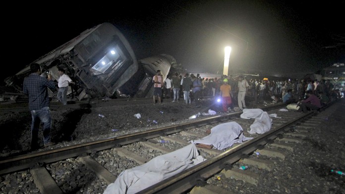 Telá obetí na mieste nehody osobných vlakov v Indii.