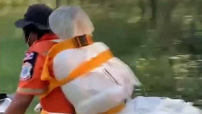 VIDEO: Miestni zostali v šoku. Záchranár odvážal mŕtvolu na motorke, prilepil ju o seba páskou
