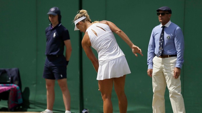 Nervózna Angelique Kerberová po neúspešnej výmene v osemfinále Wimbledonu 2017.