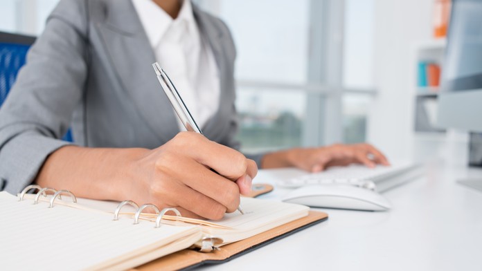 Dvadsať rokov dostávala plat za ničnerobenie. Teraz sa s firmou súdi