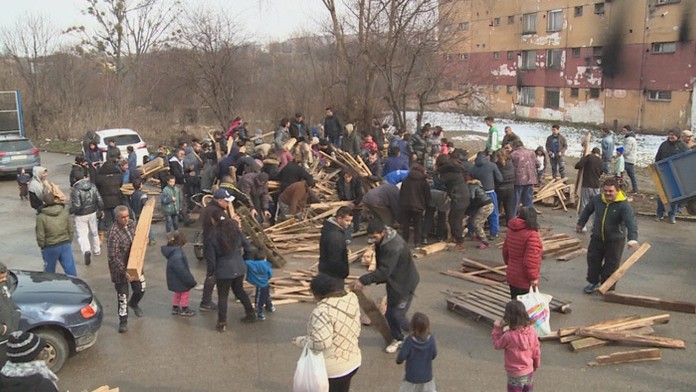 Na Lunik IX. doviezli drevo.