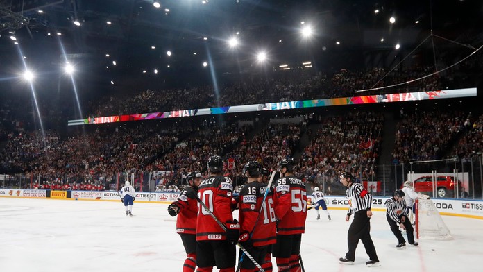 Radosť hráčov Kanady po góle v zápase MS 2017 proti Francúzsku.