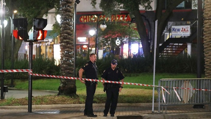 Policajti stoja pred budovou v meste Jacksonville, v ktorej David Katz zastrelil dvoch ľudí.