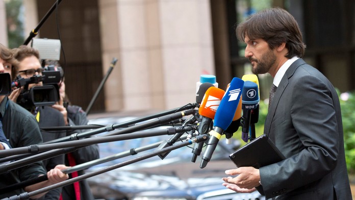 Slovenský minister vnútra Robert Kaliňák reční pri príchode na stretnutie ministrov vnútra krajín EÚ v Bruseli.