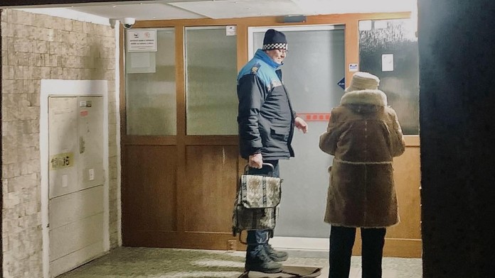 Zúfalý taxikár si nevedel dať rady so zmätenou dôchodkyňou. Jej vysvetlenie chytí za srdce