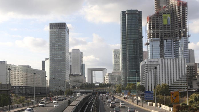 Pohľad na štvrť La Défense  v Paríži.