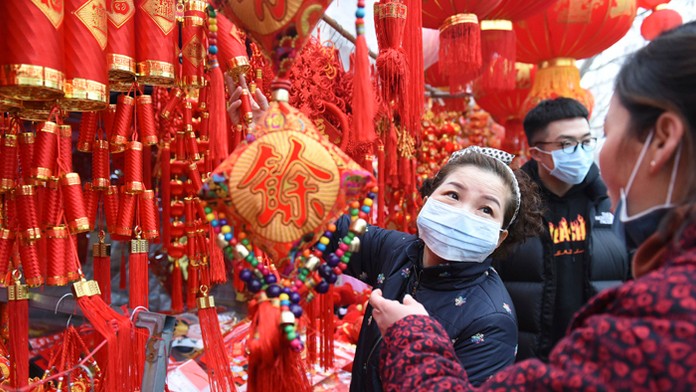 Zľava Presnel Kimpembe a Neymar z PSG reagujú v dueli na pôde Monaka.
