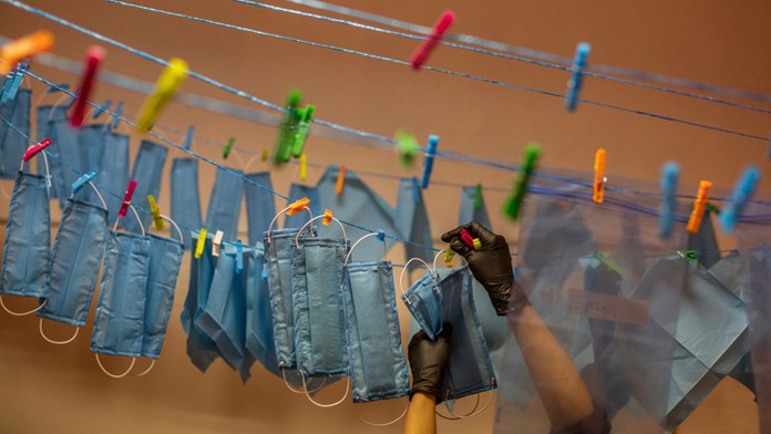 Lekári a zdravotné sestry na porade v barcelonskej nemocnici.