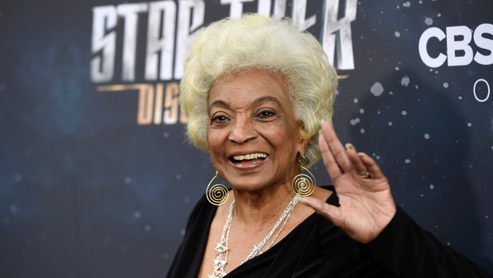 Zomrela Uhura zo Star Treku. Ako prvá Afroameričanka pobozkala belocha vo filme