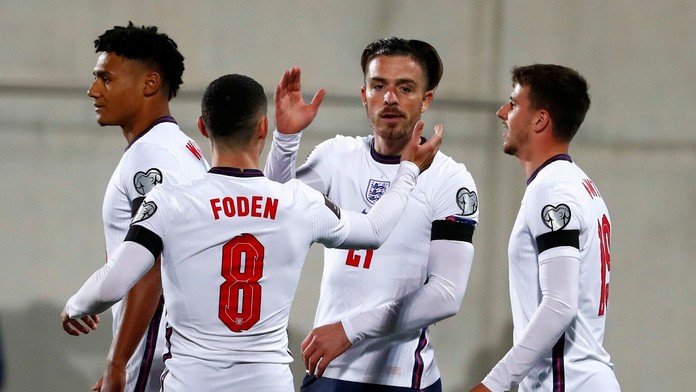 Angličania oslavujú gól Jacka Grealisha.