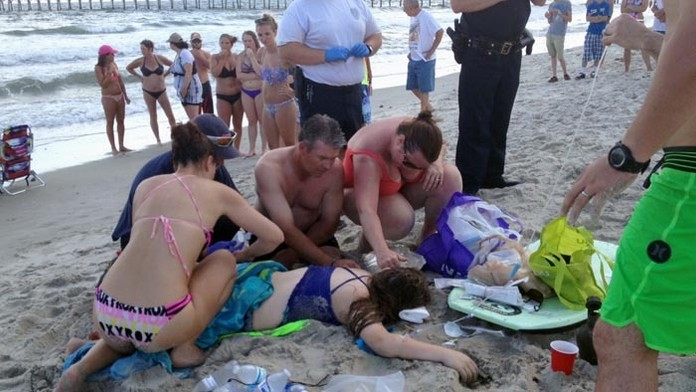 Dvaja tínedžeri - dievča a chlapec - utrpeli v nedeľu vážne zranenia pri dvoch útokoch žraloka.