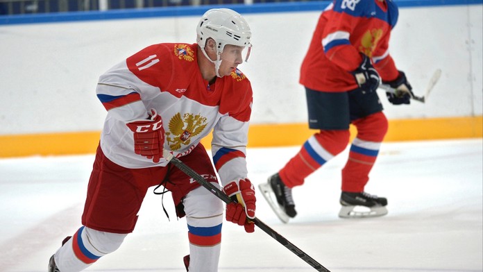 Ruský prezident Vladimír Putin na hokejovom tréningu v Soči.