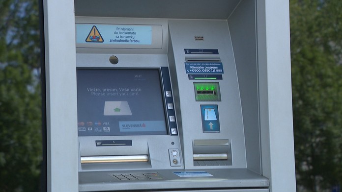 lustračná snímka bankomatu