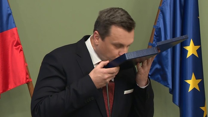 Z desiatnika rovno kapitán. Šéfa parlamentu v tichosti povýšili