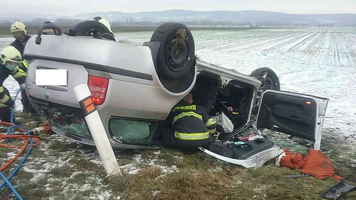 Dopravná nehoda pri obci Drahovce.