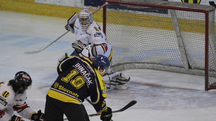 Na snímke v šanci hráč domáceho Kežmarku Brian Ihnačák v zápase 43. kola hokejovej Slovnaft extraligy SkiPark MHK Kežmarok - HKM