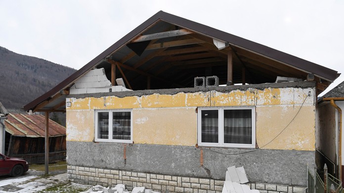 Strhnutý múr domu v Helcmanovciach.