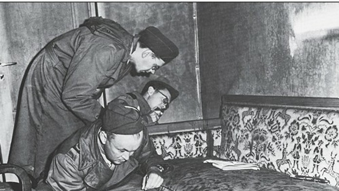 Vyšetrovatelia v Hilerovom bunkri.