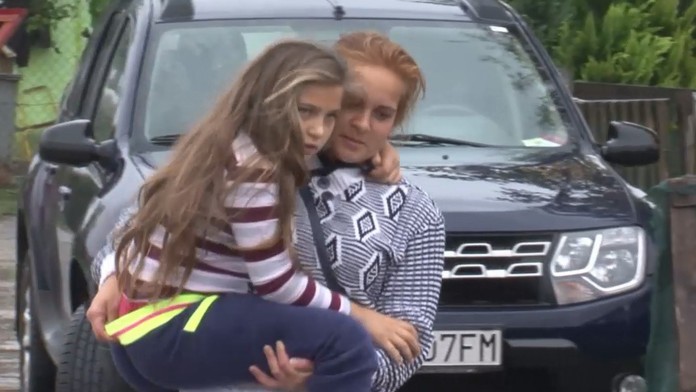 Jedno zo zrazených dievčatiek, ktoré malo viac šťastia.