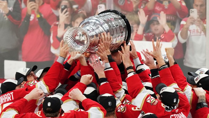 Stanley Cup nevydržal veľkolepé oslavy. Hráči Floridy poškodili slávnu trofej