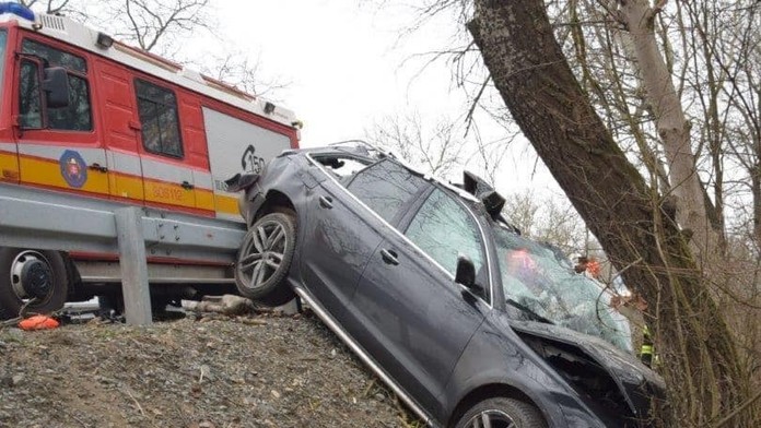 Smrteľná nehoda za obcou Čierne nad Topľou.