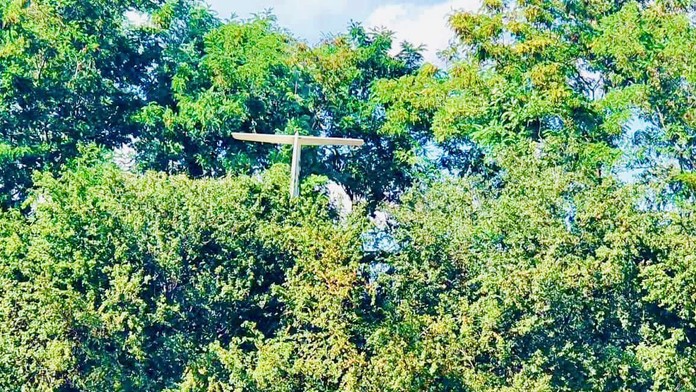 Pri Bánovciach nad Bebravou skončil v stromoch vetroň. Pilot utrpel drobné poranenia