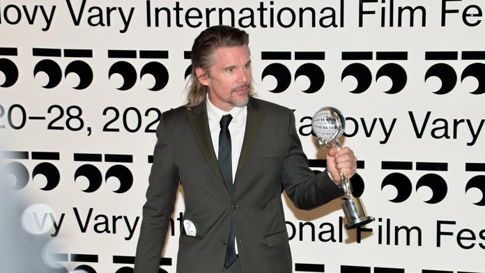 Ethan Hawke na záverečnom ceremoniáli 55. ročníka MFF KV