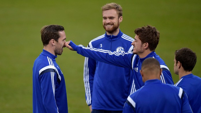 Stredopoliar nemeckého mužstva Schalke 04 Roman Neustädter ťahá za nos rakúskeho spoluhráča Christiana Fuchsa. (Archívna snímka.