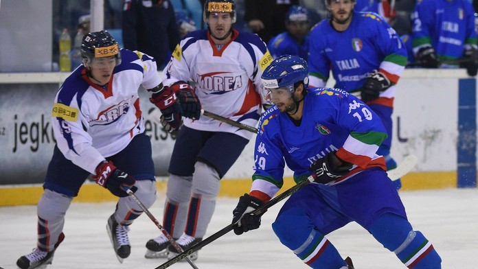 Hokejista Talianska Raphael Andergassen (vpravo) a hráči Južnej Kórey Kim Sang Wook (vľavo) a Swift Michael Owen.