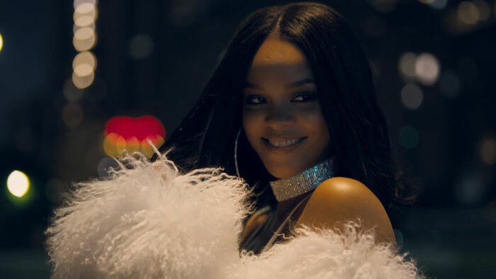 Rihanna vo videoklipe k singlu Loyalty