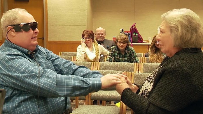 Nevidiaci muž dotal zrak späť.