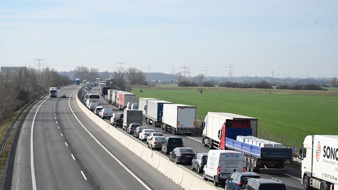 Hromadná nehoda na D1 pred bratislavským letiskom. Úsek je ťažko prejazdný