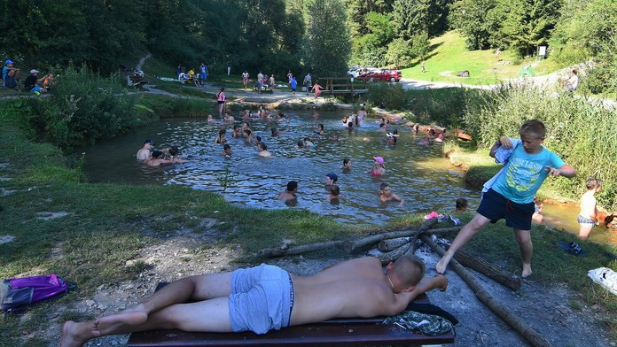 Na snímke ľudia sa kúpu v prírodnom kúpalisku s minerálnou vodou neďaleko obce Kalameny