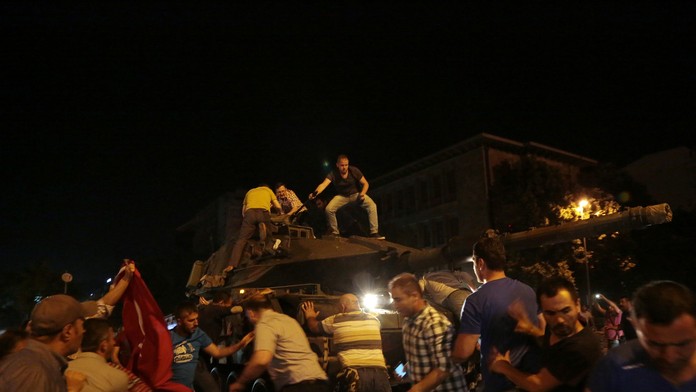 Turci sa snažia zastaviť tanky, ktoré sa pokúšajú o prevrat v Turecku.