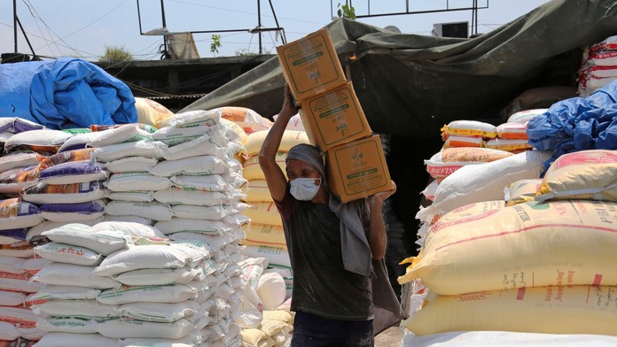 Na snímke materiálne škody po utorňajších masívnych výbuchoch v prístave v libanonskom hlavnom meste Bejrút.